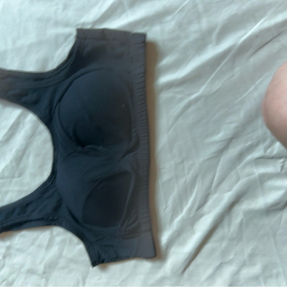 Seamless Black Sports Bra - Picture 1 of 3